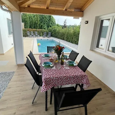 Oskoli Villa